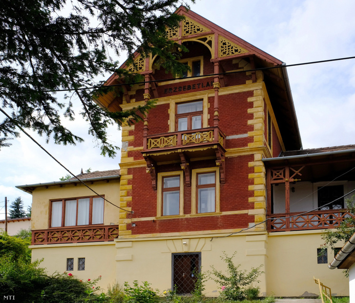 A felesége szülei által épített verőcei villa, ahol élete nagy részét töltötte. A műhely a kertben áll