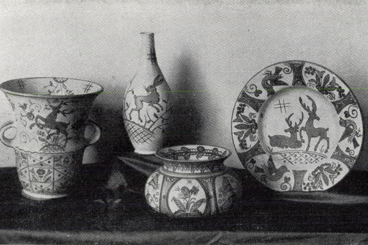Gorka Géza kerámiái - Magyar Iparművészet 1940. A képen a habán korszak jellegzetes darabjai láthatók. Gorka számára fontos ihletforrás volt a habán kerámiaművészet, amit tökéletesen tudott utánozni, de tovább is fejlesztette. Ekkoriban készült habán darabjai jórészt a történelmi hangulatú Dreher sörözők számára készültek.