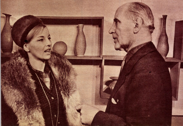 Aleksandra Slaska lengyel színésznő találkozása Gorkával a művész kiállításán a Csók István Galériában 1964-ben