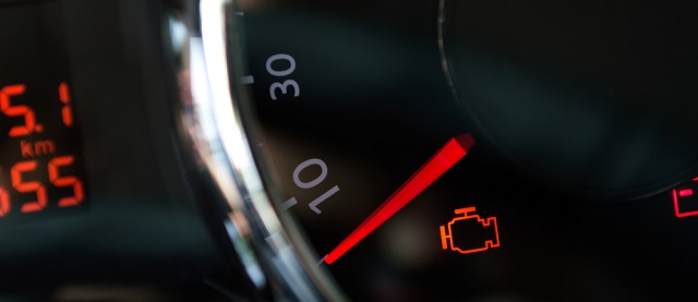 Világít a check engine, mit tegyek?
